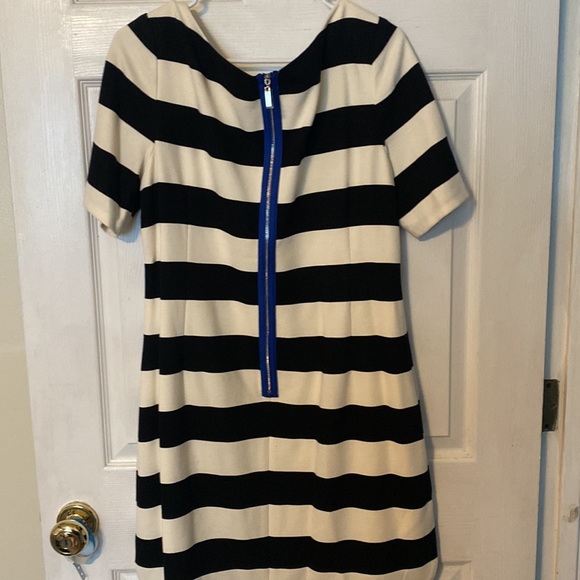 • Dress • - Picture 2 of 5